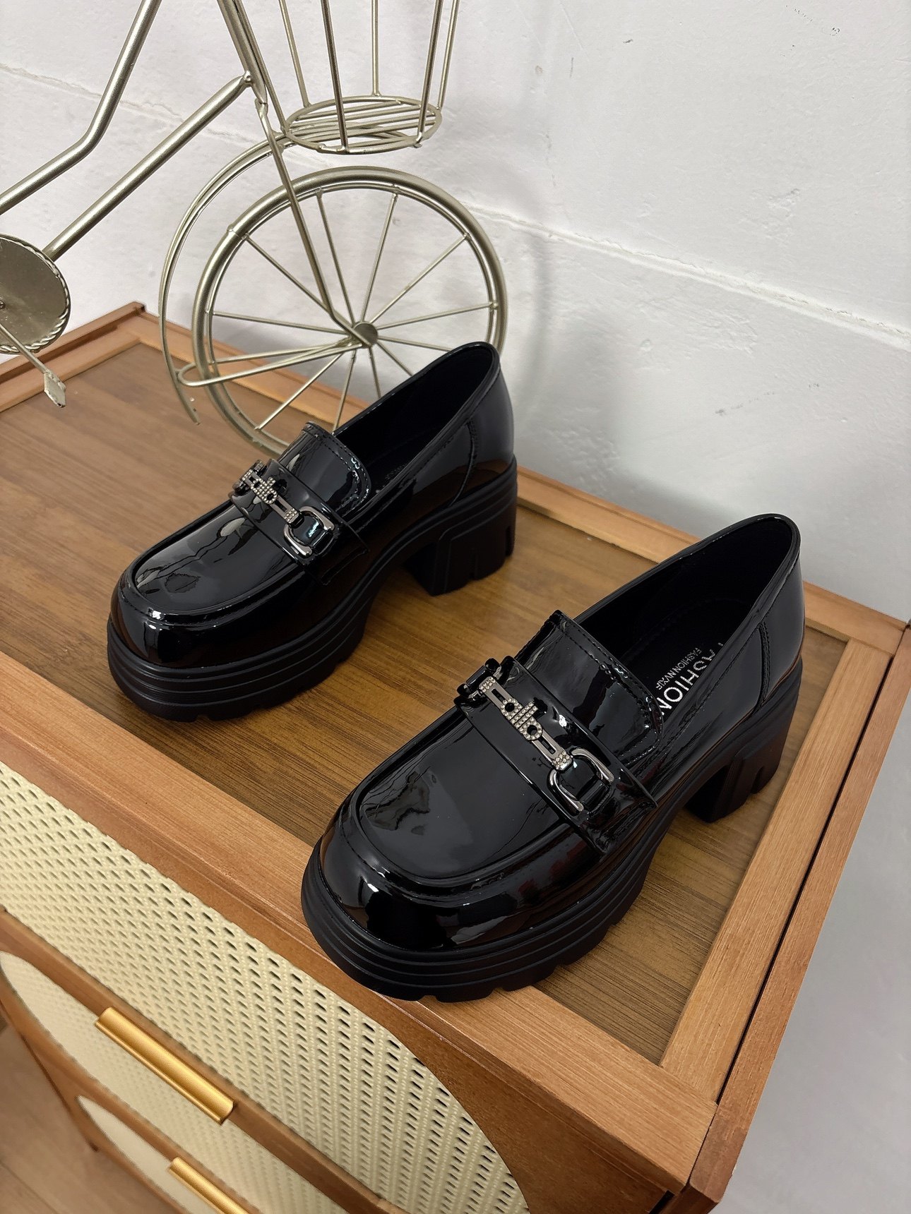 英伦风真皮亮面小皮鞋2026春季新款通勤百搭厚底单鞋一脚蹬乐福鞋,女鞋,乐福鞋（豆豆鞋）,淘宝优惠券,粉丝福利购,淘宝优惠卷