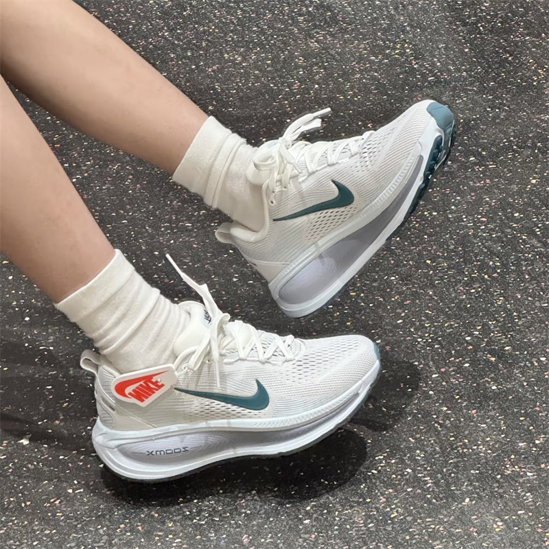 Nike/耐克女鞋VOMERO 18女款白色运动休闲低帮跑步鞋HM6804-103