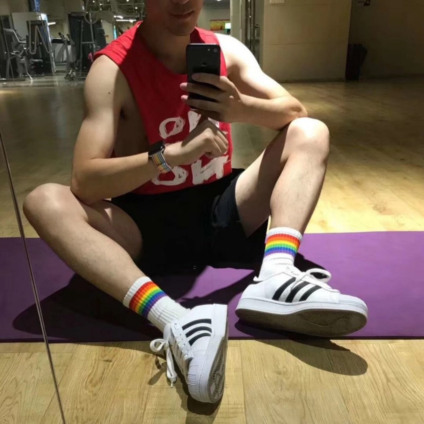 四双装男生抖音同款彩虹条纹中筒运动吸汗防臭黑白棉质防臭袜子 - 实物图
