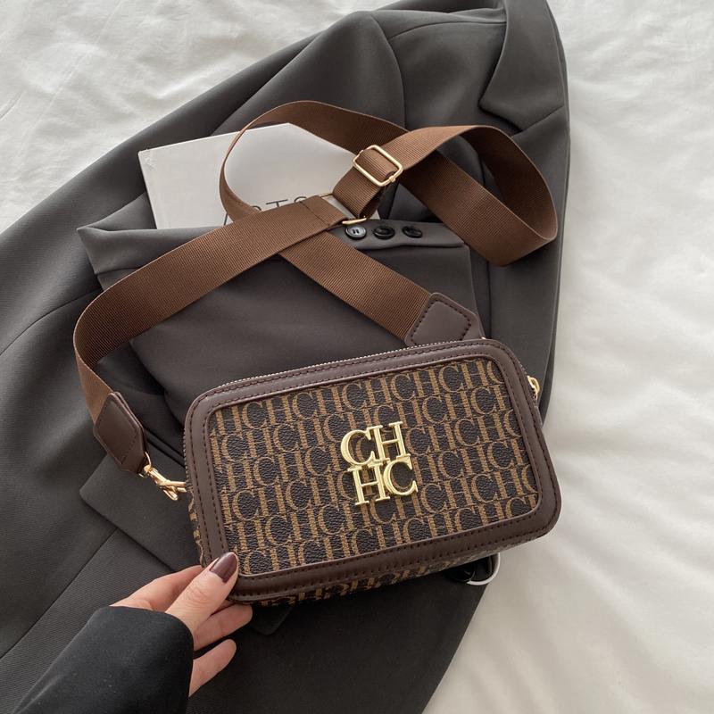 超火相机时尚字母印花宽带小方包