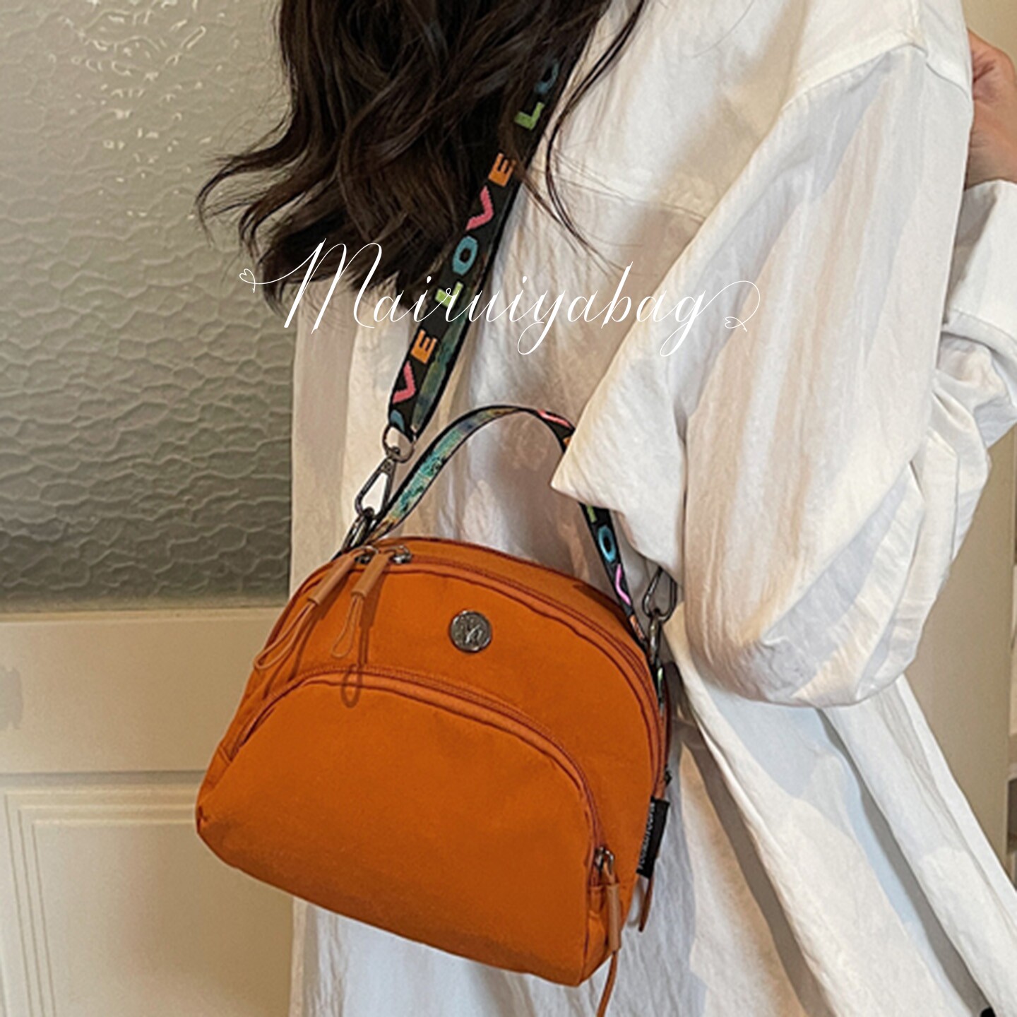 2026新款女士单肩斜挎包轻便多层尼龙布小圆包休闲妈咪散步小挎包