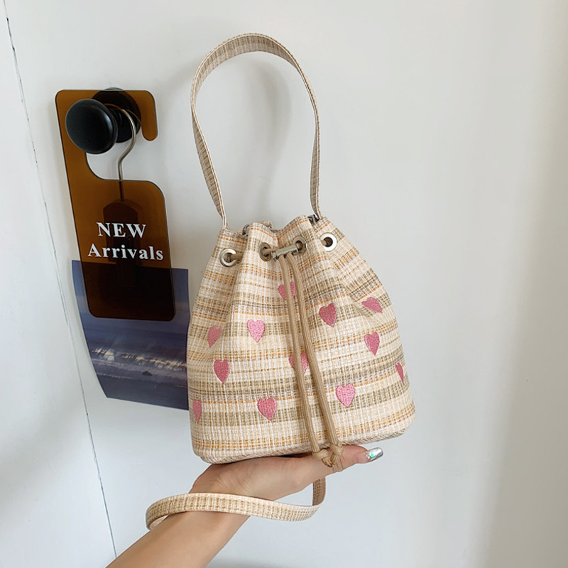 麦瑞雅抽绳束口爱心格纹水桶包