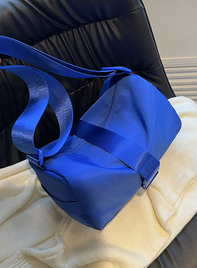 尼龙布斜挎包大学生休闲运动小背包单肩出行拽酷网红宽肩带水桶包