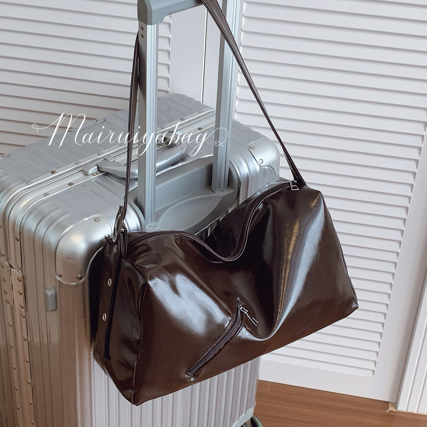 原创辣妹软皮大容量枕头托特包