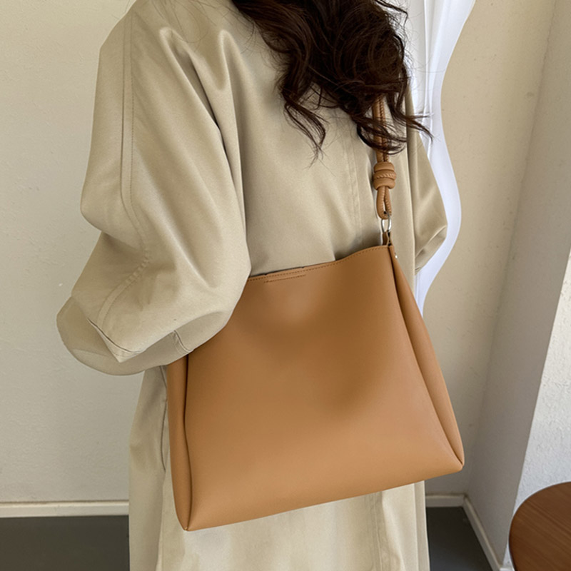 麦瑞雅复古单肩质感通勤水桶包