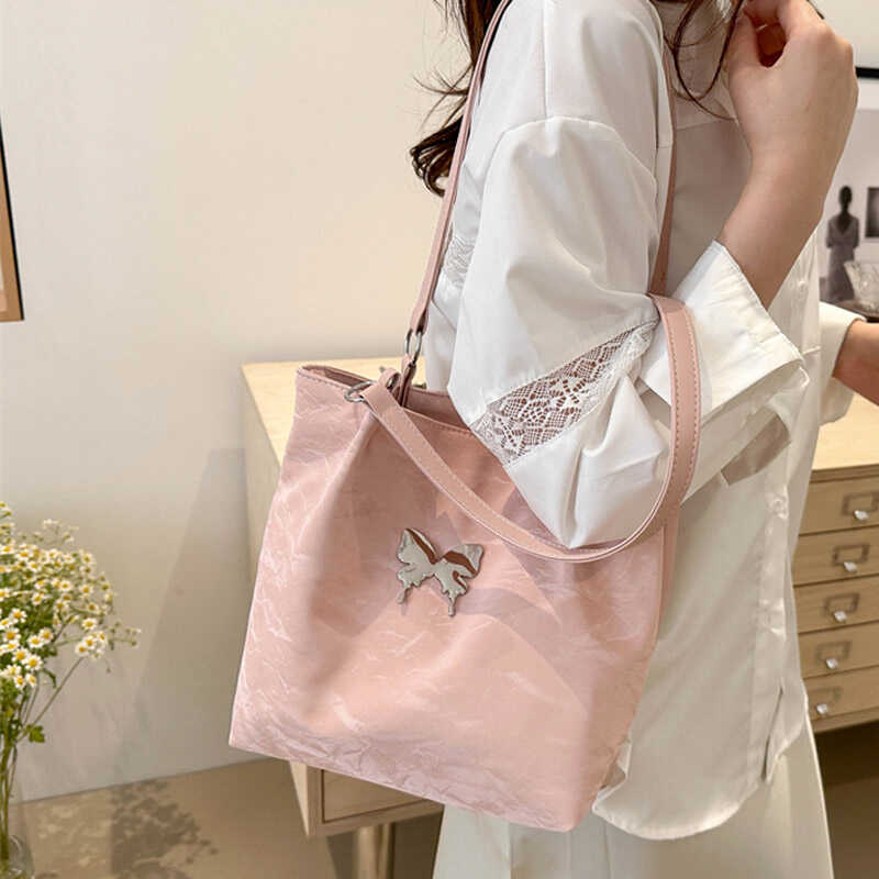 麦瑞雅今年流行蝴蝶通勤托特大包