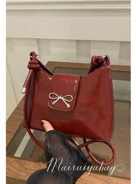 手提红色包包女式2024新款韩国小众腋下包百搭ins单肩斜挎水桶包