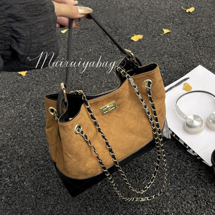 链条小香风大容量水桶包包2025秋冬新款 麂皮绒高级感通勤女斜挎包