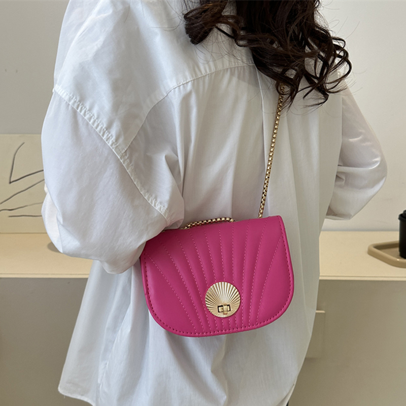 麦瑞雅流行绣线菱格链条马鞍包