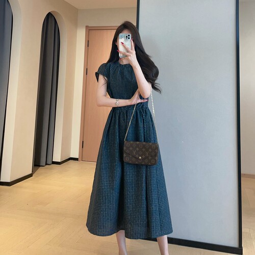 THEONE韩系松弛藏青格纹泡泡纱中长款木耳边圆领连衣裙女2026新款