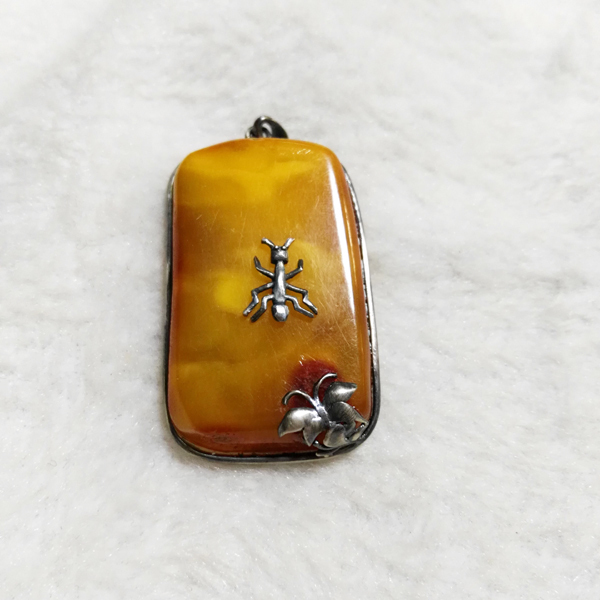 老蜜蜡吊坠银镶嵌8.7克