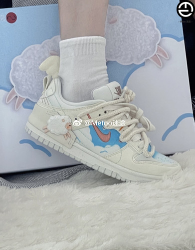 迷途球鞋定制 Nike Dunk Low 小羊刺绣蓝天白云解构风低帮板鞋