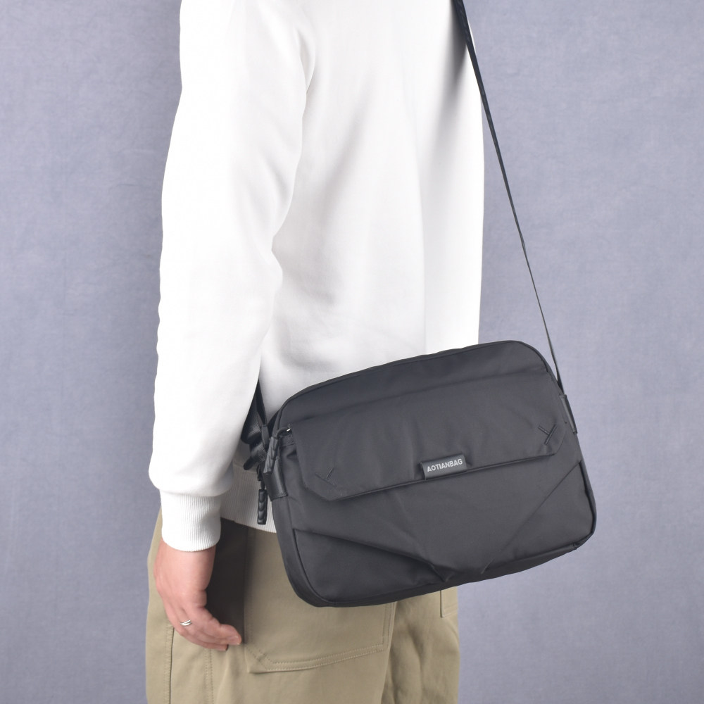 新款男士横款斜挎包牛津布单肩包轻便户外运动小包休闲通勤小背包