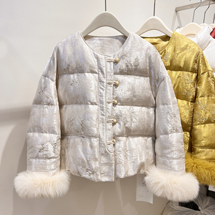 2025新款国风气质圆领排扣刺绣印花袖子毛毛可拆卸短款羽绒服女冬