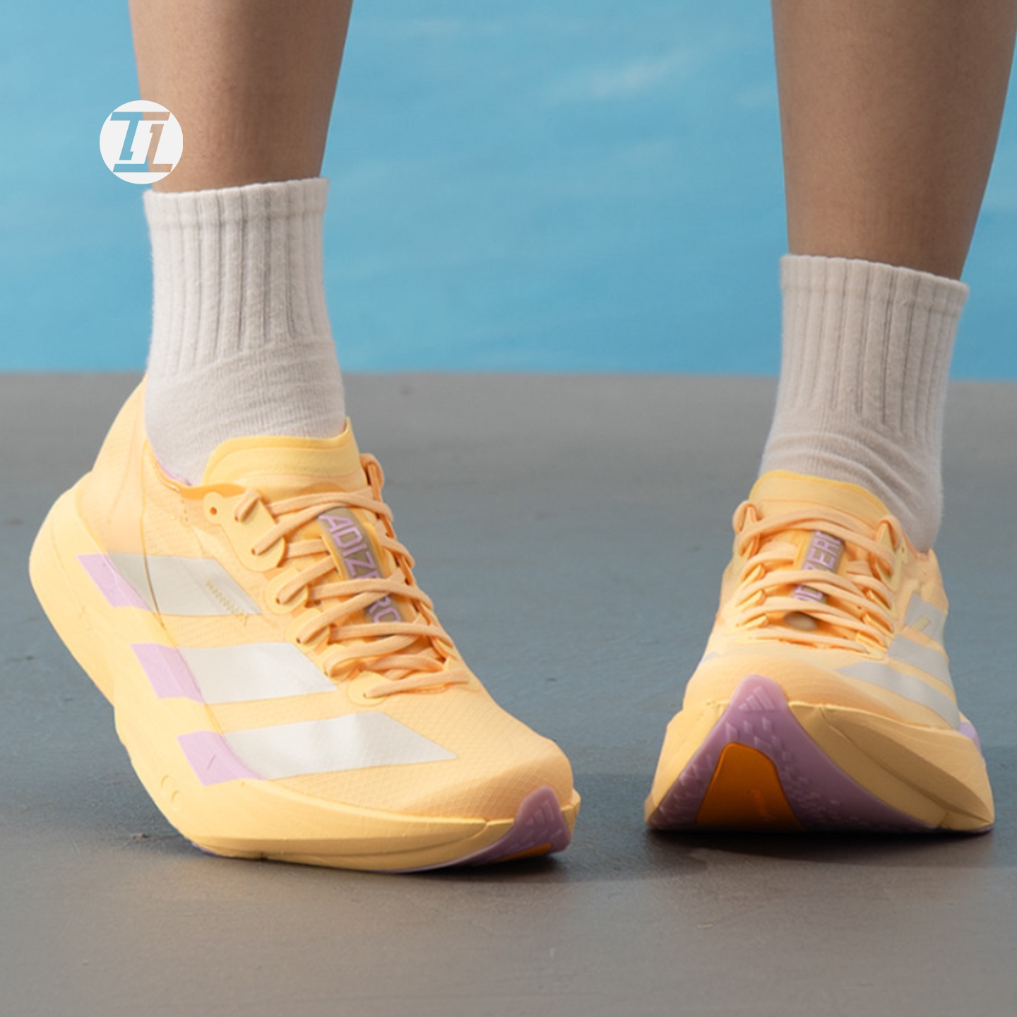 ADIDASADIZEROPRO4白橙跑步鞋