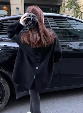 慵懒黑色设计感后背扣子圆领毛衣女秋冬高级感宽松软糯针织衫上衣