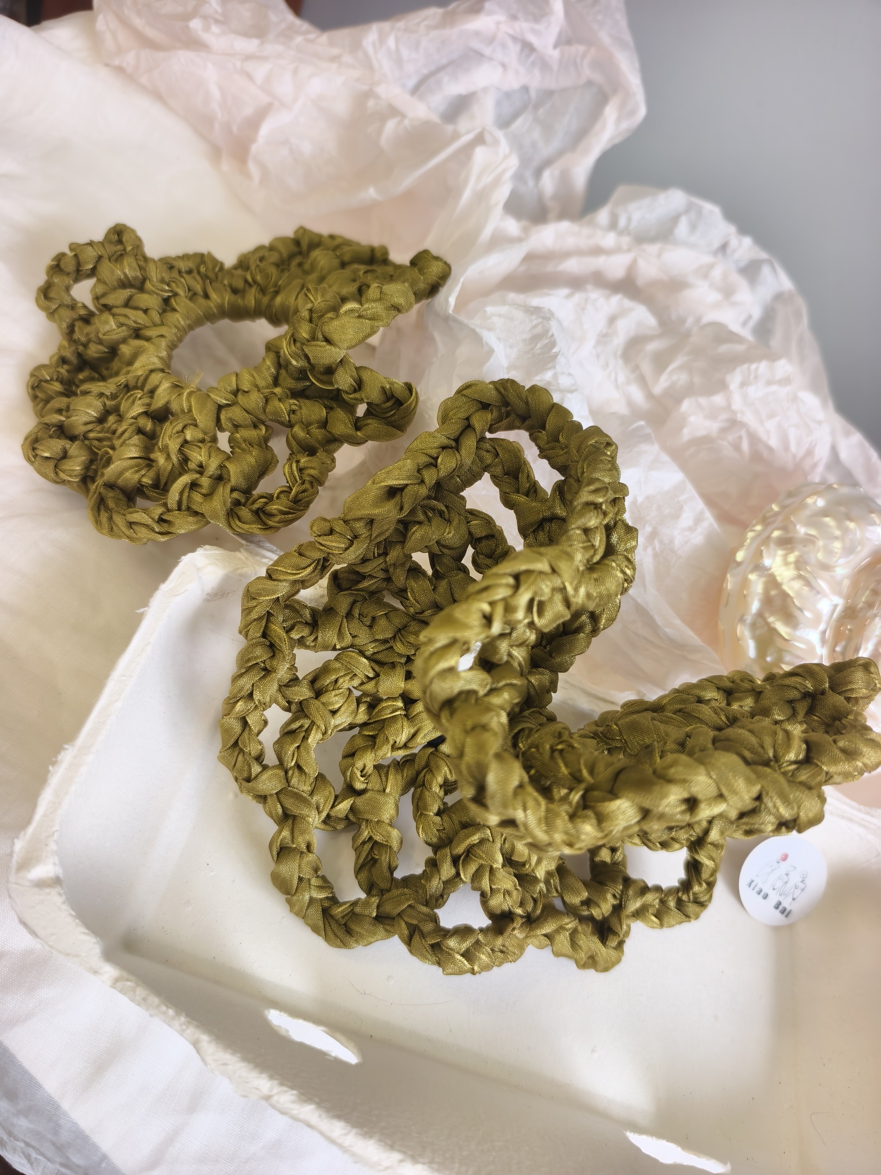 原创手工小众缎带粗钩织镂空花朵丸子头发圈塑形橄榄绿法式头花