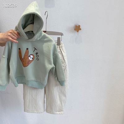2025秋冬新款女童浅绿色卡通连帽卫衣女宝宝宽松韩版加绒洋气上衣