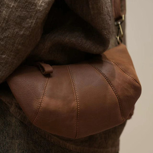 疯子张2024新款 牛角包包女士百搭通勤牛皮宽带斜襟挎包饺子包