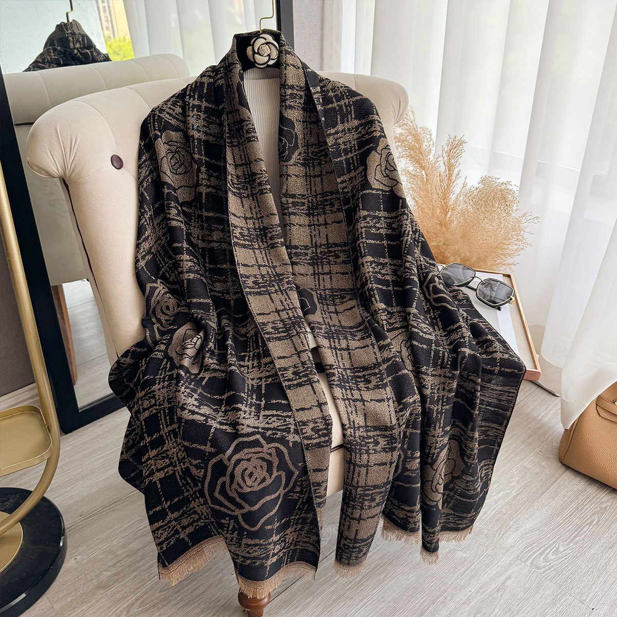 2025新款小香风披肩女款仿羊绒外搭双面围巾山茶花流苏空调房披风