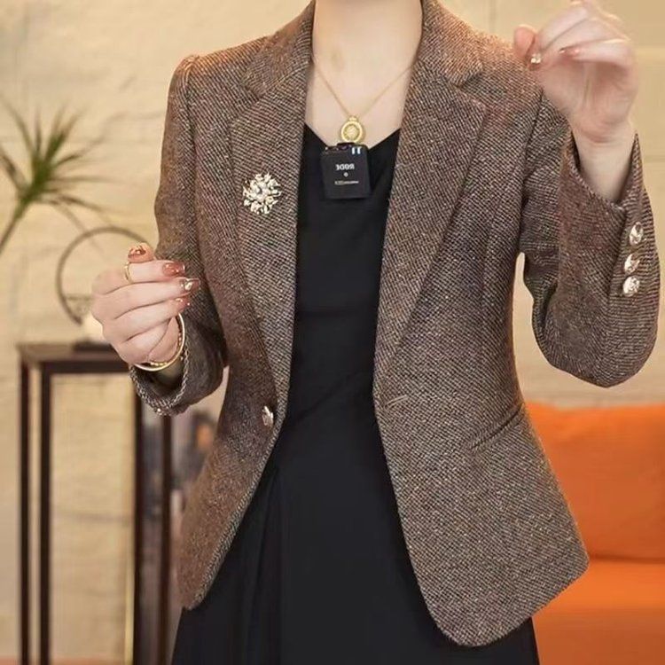 优雅复古中老年女士秋冬大码西装外套时尚显瘦设计感上衣搭配项链
