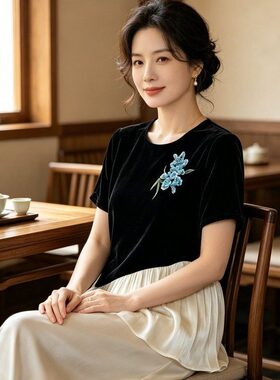 中老年女士优雅黑色丝绒短袖上衣搭配白色蕾丝裙摆设计显瘦百搭款
