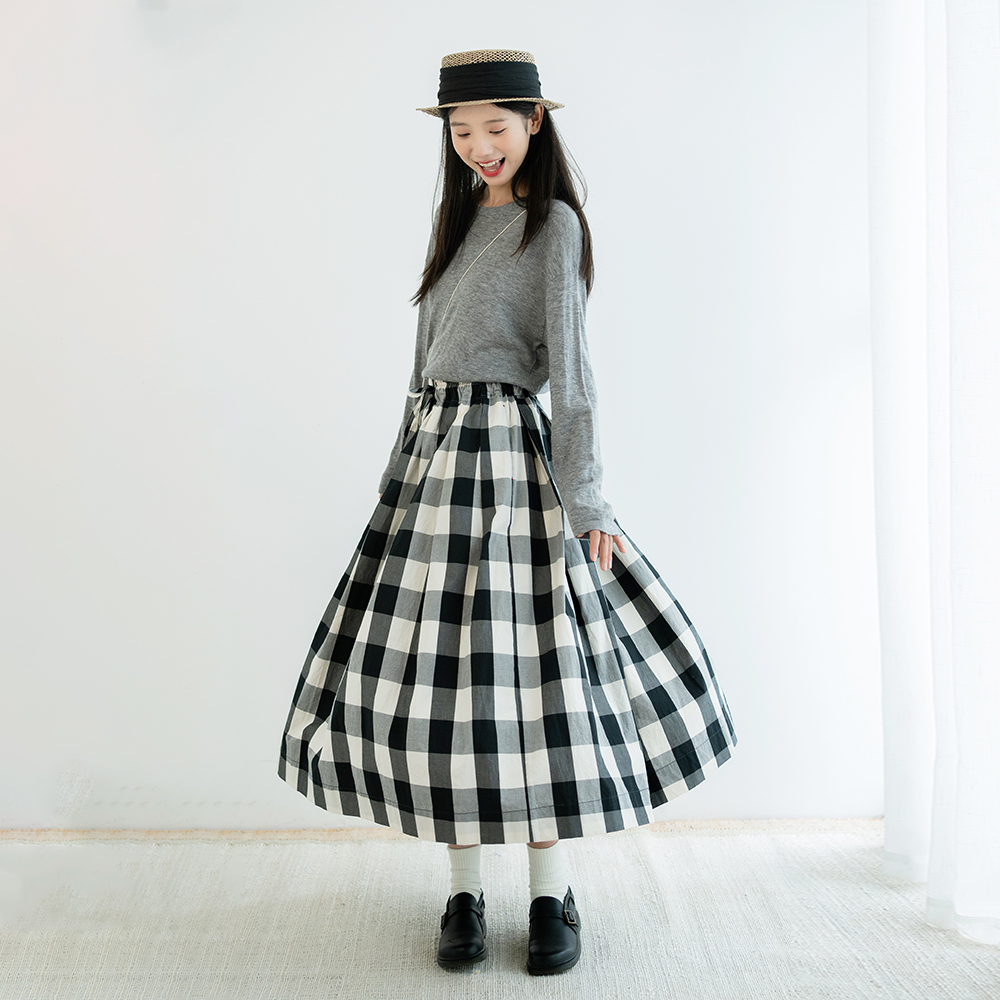 古苔黑色格纹半身裙带来的日系感