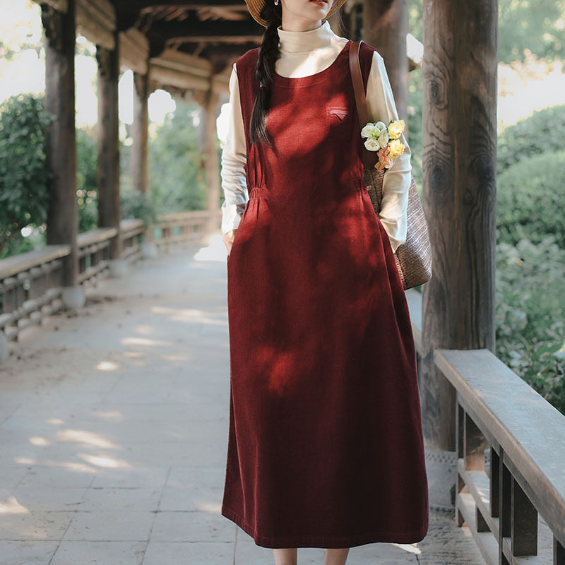 文艺女装2025秋冬新款灯芯绒无袖连衣裙圆领收腰气质女士长裙
