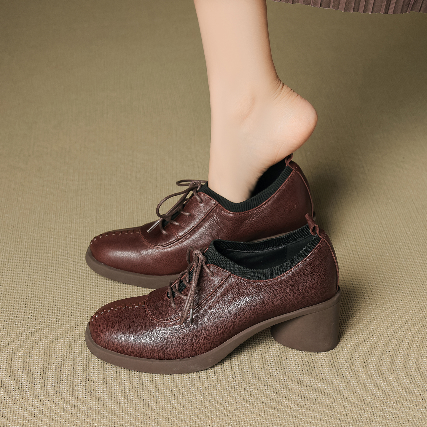 中年英伦风复古系带深口真皮单鞋