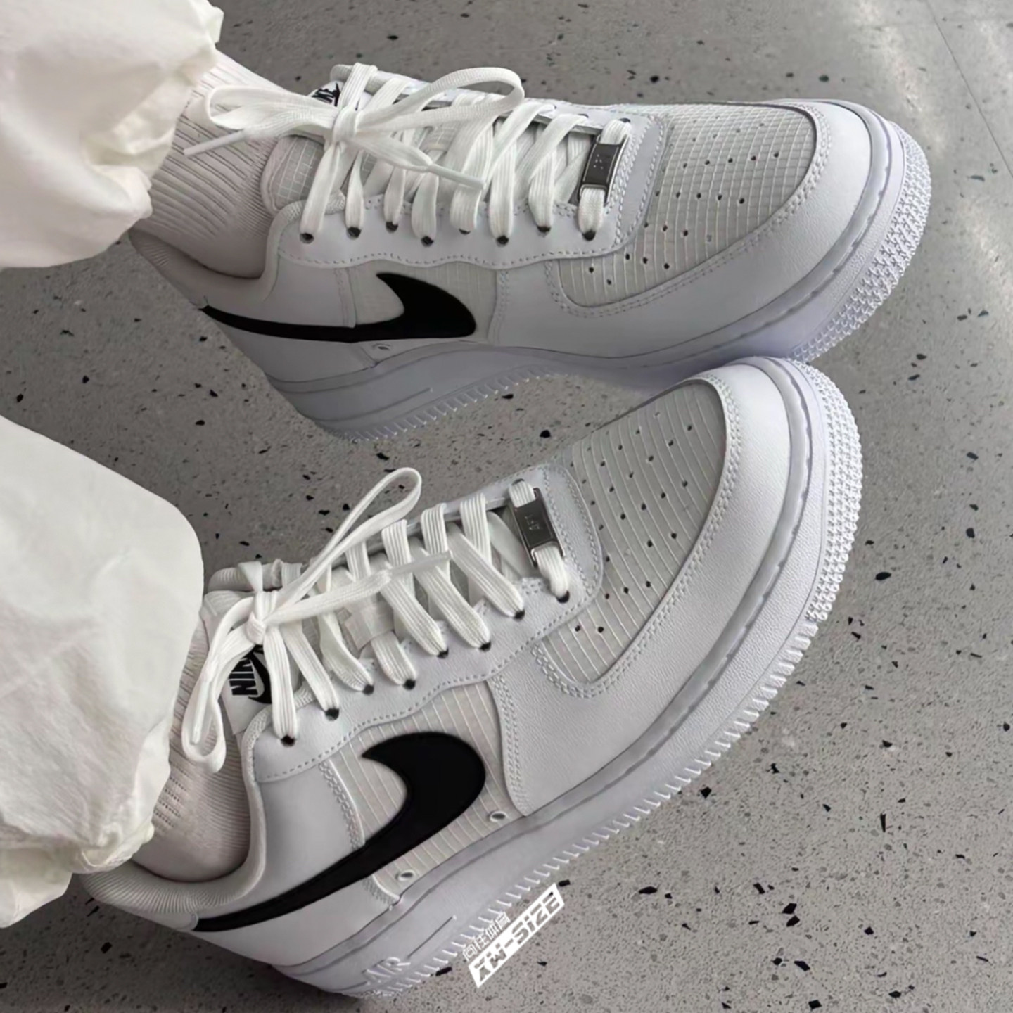 向往体育Nike/耐克Air Force1新款AF1空军白黑休闲板鞋IR0952-100