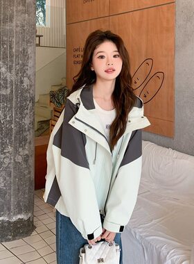 豆绿色撞色工装冲锋衣短外套女2026春秋季新款休闲设计感上衣