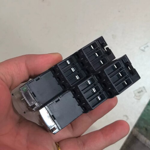 正品控制继电器RM22TU23议价