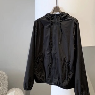 W611 磨砂黑连帽防晒防风外套女