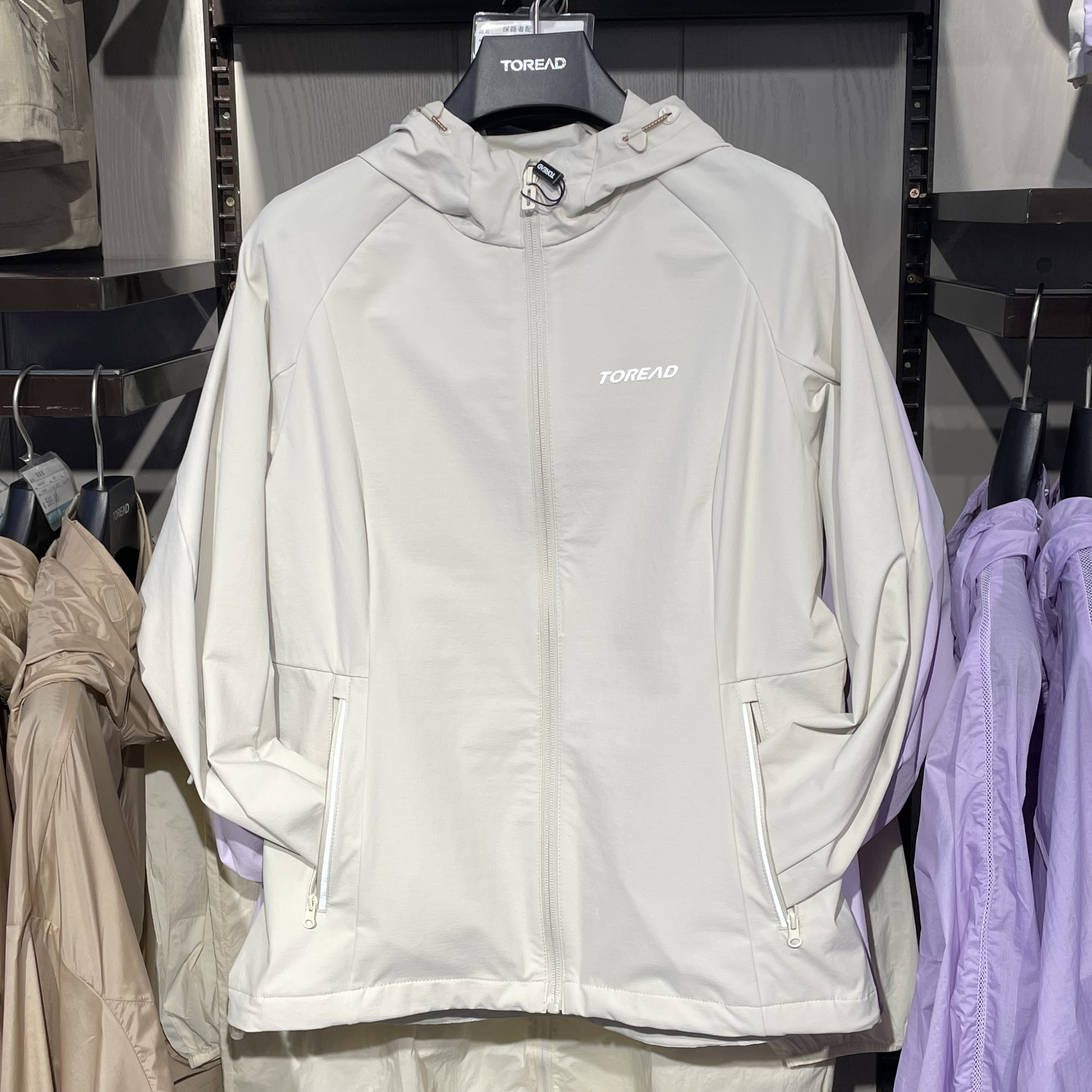 探路者23新款春秋户外防水防风弹力保暖连帽外套女TAEEAL82264