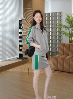 邱莹莹HELA AOMI ”mu系套“撞色运动风拉链外套+半裙两件套