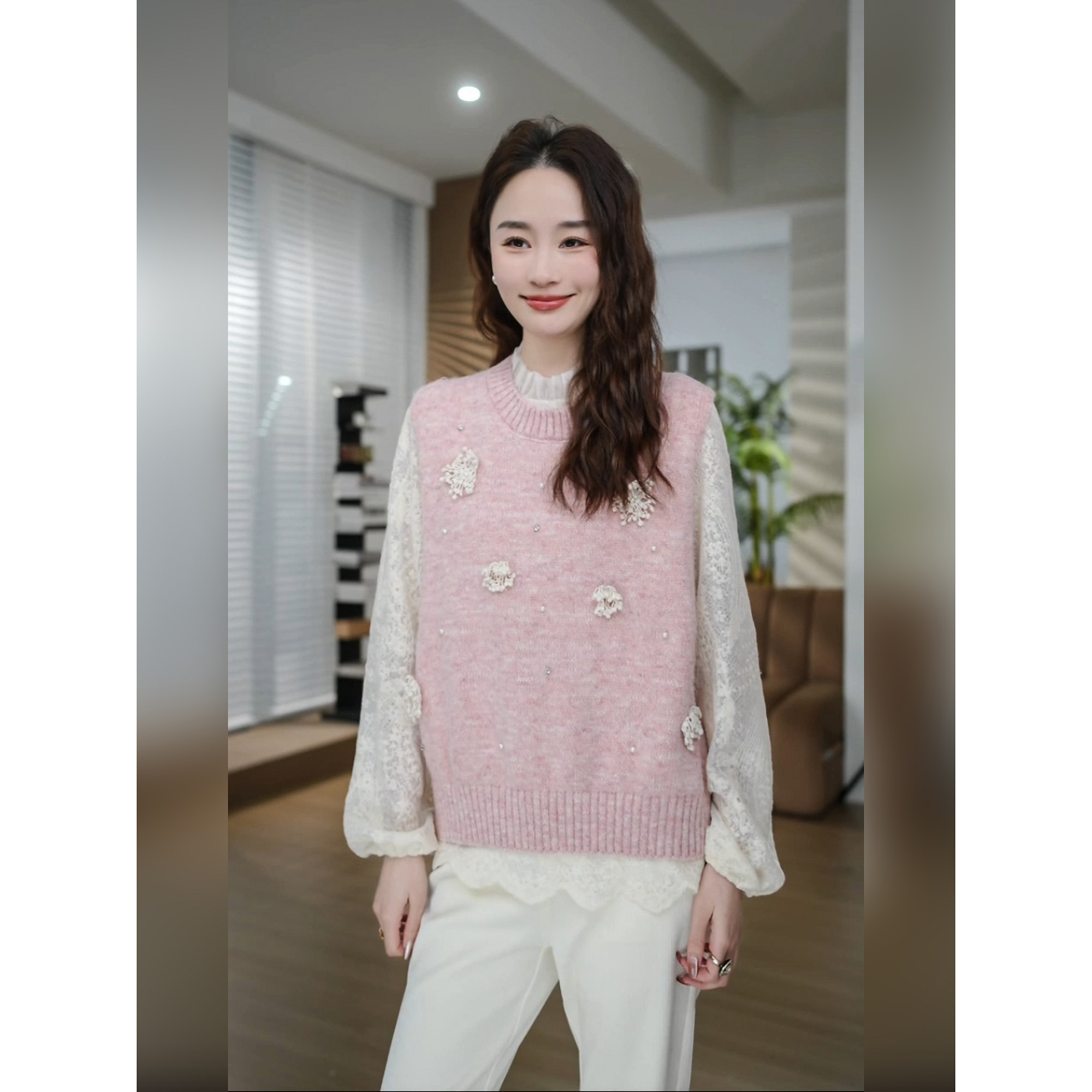 邱莹莹 HELAAOMI “落英缤纷”两件套钉珠花朵针织衫背心蕾丝衫