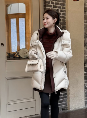 邱莹莹 HELA AOMI “自留鹅绒”90白鹅绒蓬松锁温连帽设计羽绒服