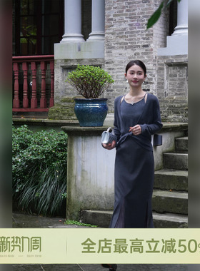 邱莹莹 HELAAOMI “步步生花”新款黑色半身裙百褶气质开叉半身裙