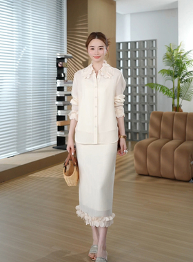 邱莹莹HELAAOMI “高定私服”富贵气质风重工花瓣领衬衫