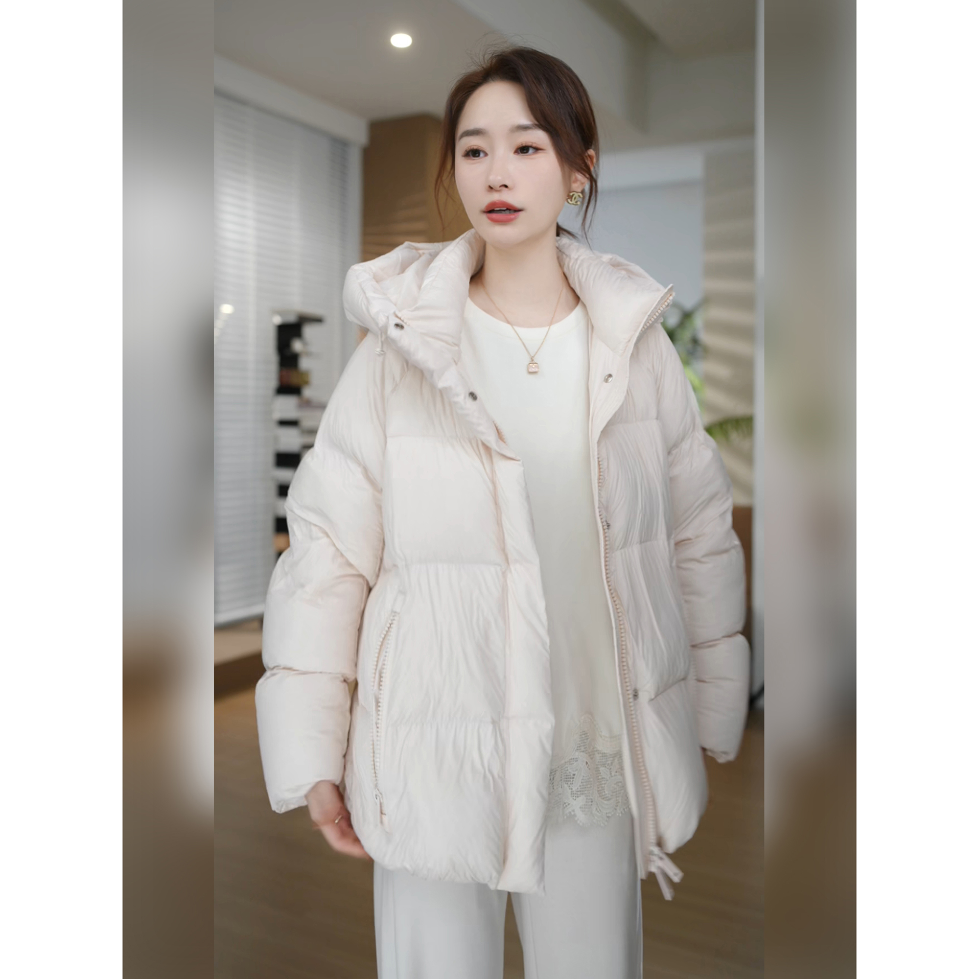 邱莹莹 HELA AOMI “棉花糖”90白鸭绒连帽宽松短款羽绒服