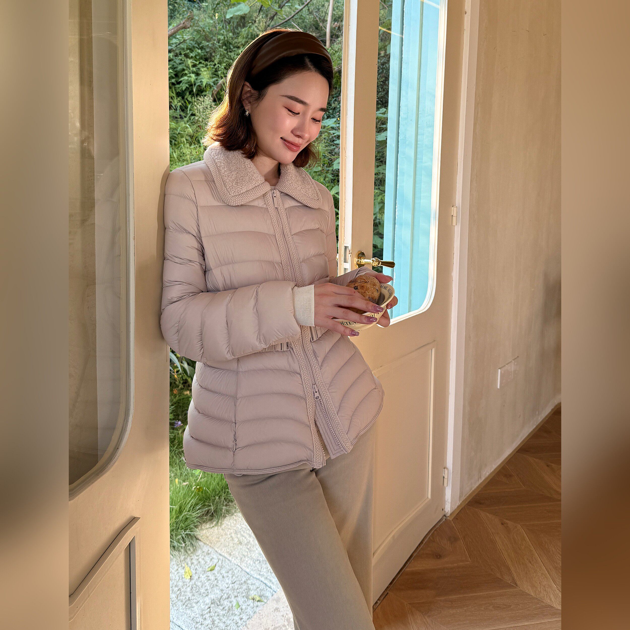 邱莹莹 "莫斯科"90白鹅绒100%羊毛哑光拼接翻领收腰显瘦鹅绒服女