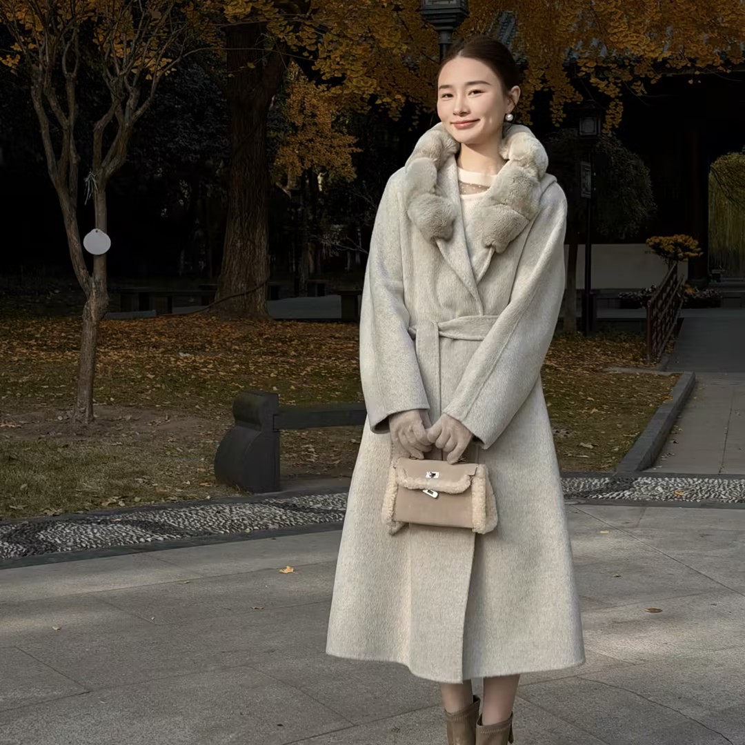 邱莹莹 HELA AOMI“赴宴” 羊毛84.4%牦牛绒骆驼绒轻奢风大衣