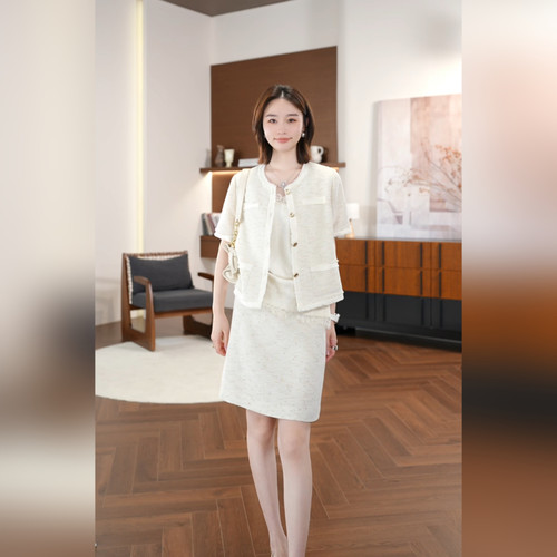 邱莹莹 “金丝小香套装”粗花小香风单排扣圆领外套A字半身裙套装