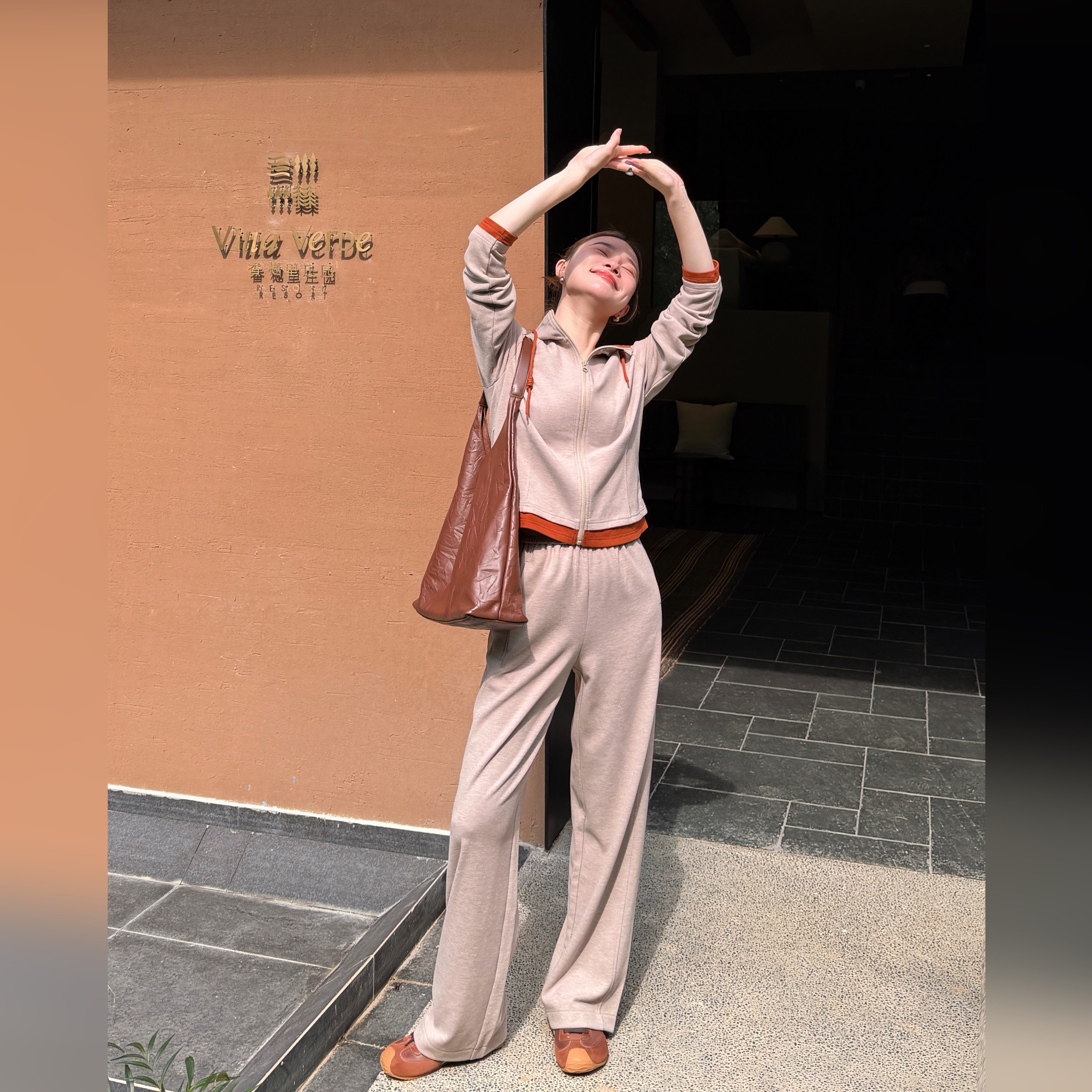 邱莹莹  "放轻松套装"假两件连帽撞色上衣垂感直筒休闲裤套装女士