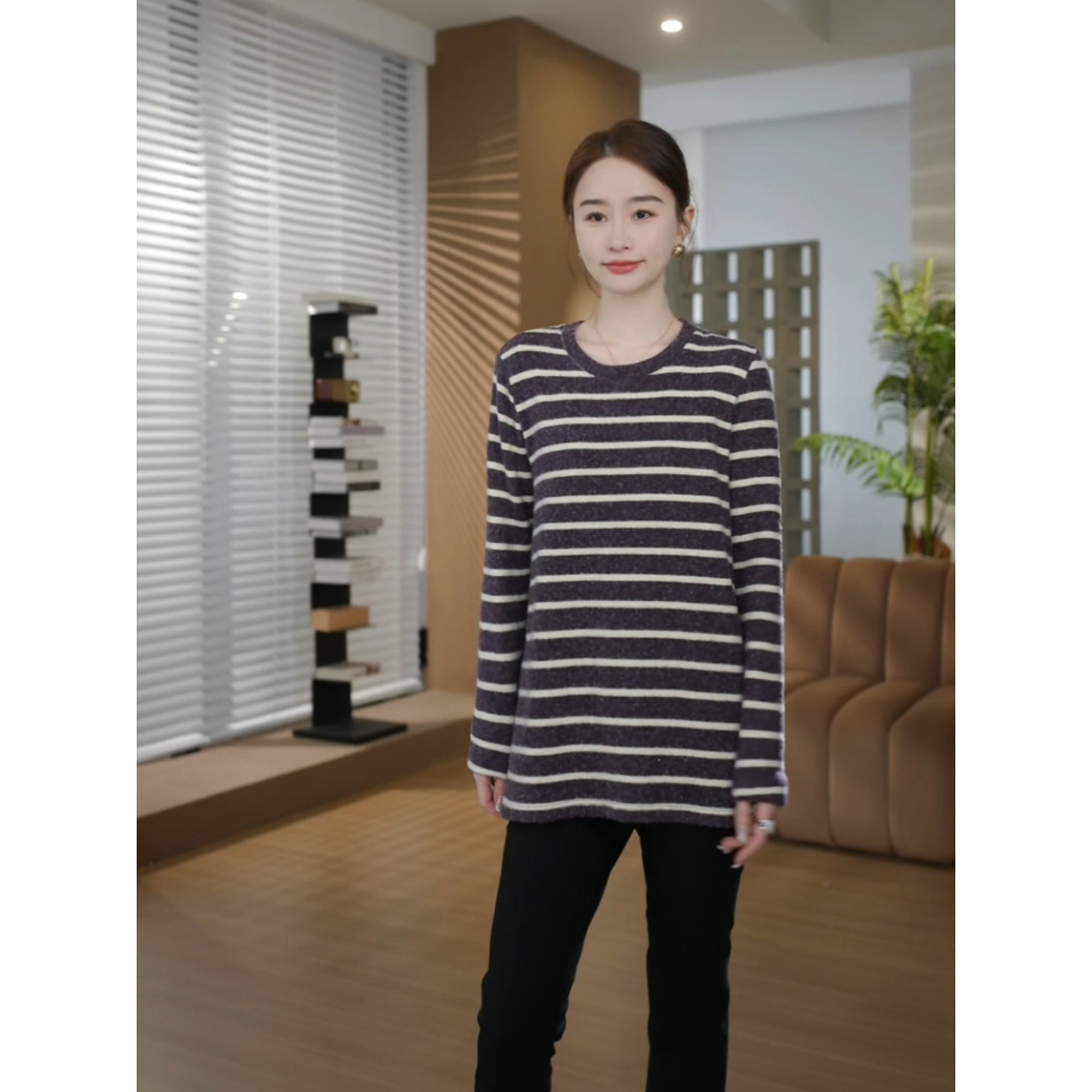 邱莹莹HELA AOMI “绒感条纹”复古风经典条纹圆领长袖T恤