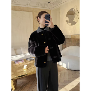 邱莹莹HELA AOMI“黑金扣.皮毛一体”羊皮毛一体落肩通勤风皮草