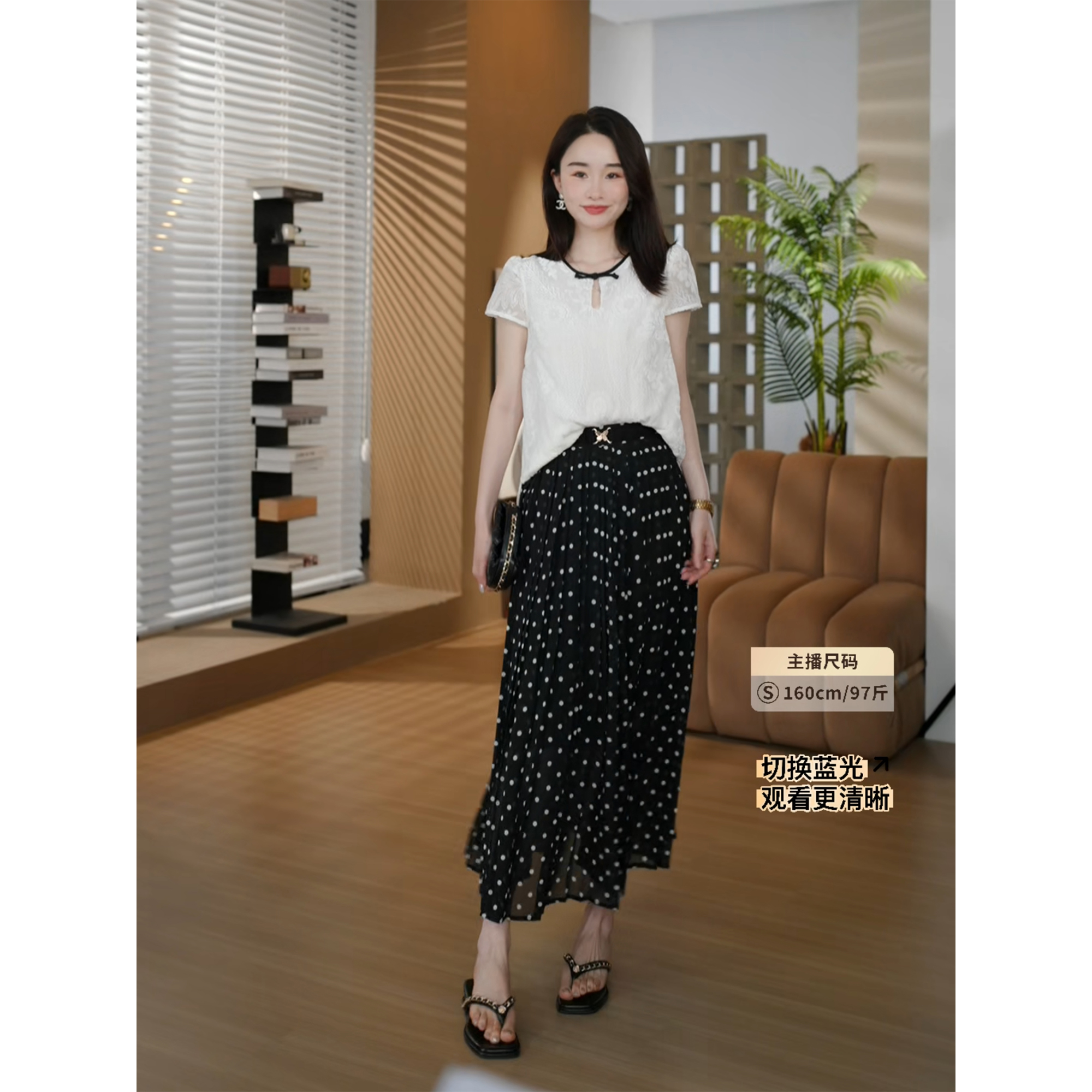 邱莹莹 HELAAOMI“人丝丝绒”撞色圆领浮雕印花设计感衬衫上衣女