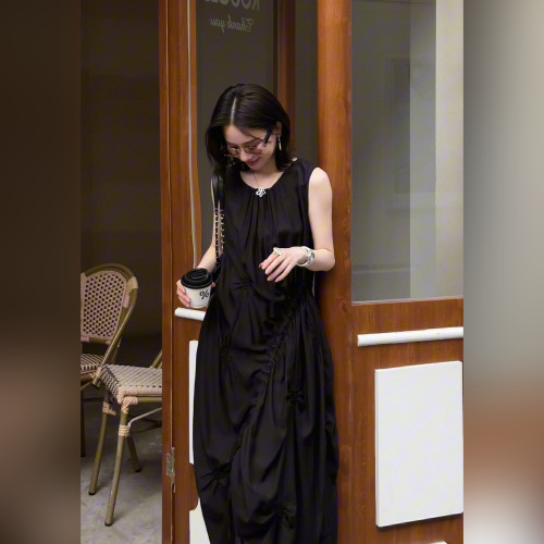 邱莹莹“自然抽褶裙”褶皱斜拼接设计感点缀抽身无袖气质连衣裙女