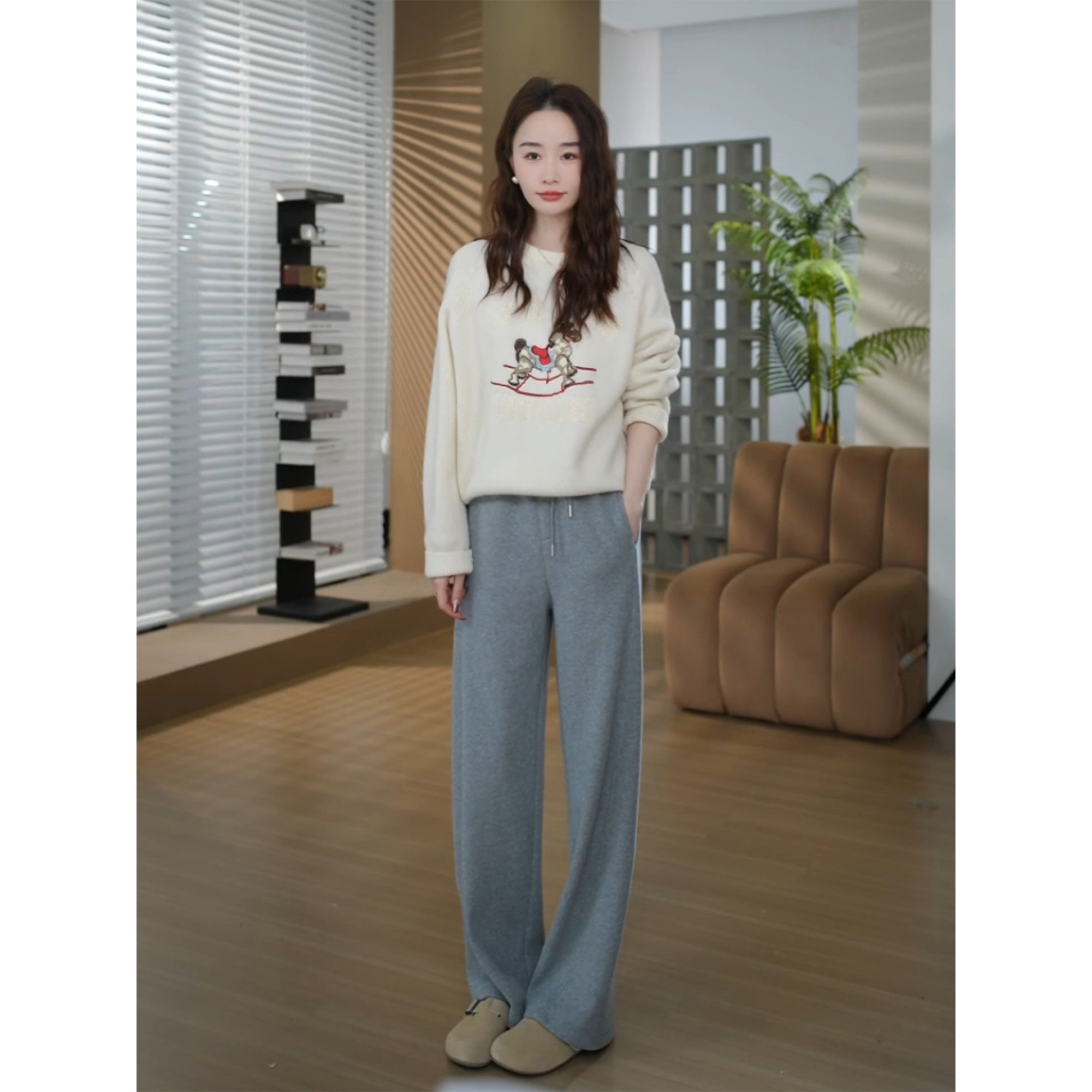 邱莹莹 HELA AOMI “小马驹”木马刺绣圆领长袖针织衫套头上衣