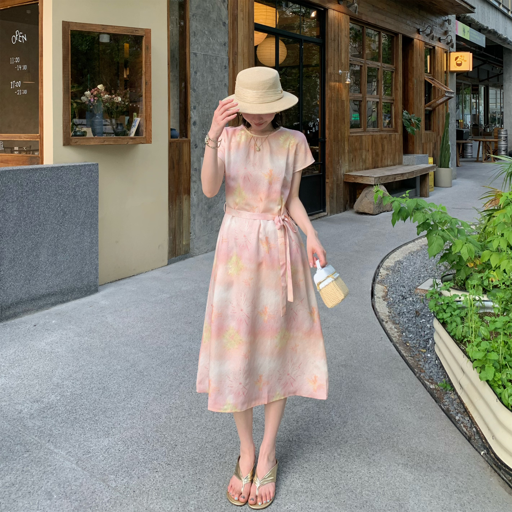 邱莹莹 "螺钿正绢·烟花流萤"89.5%桑蚕丝25MM晕染系带收腰连衣裙